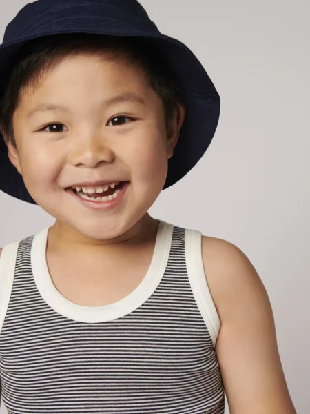 KLOBUČEK TEMNO MODER