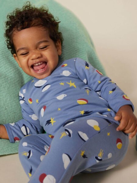 TOPLA PIŽAMA "GLOW IN THE DARK" VESOLJE